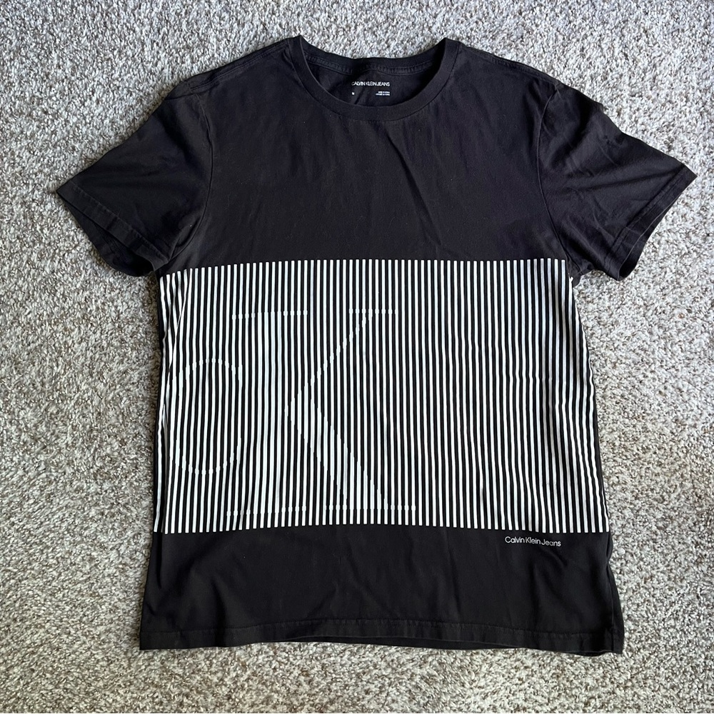 EUC Men's Calvin Klein Jeans Graphic Tee Shirt size Medium in Black
